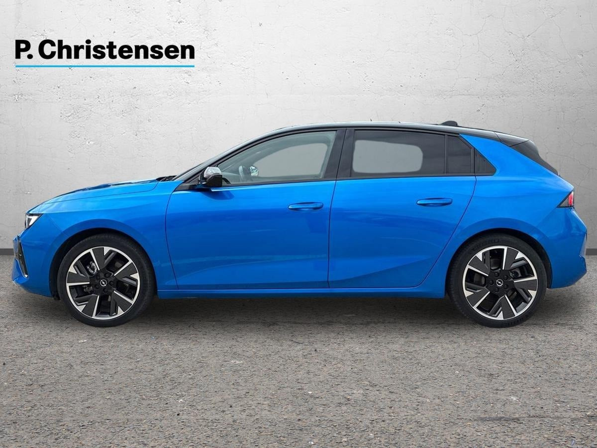 Blå Opel Astra-e fra 2024
