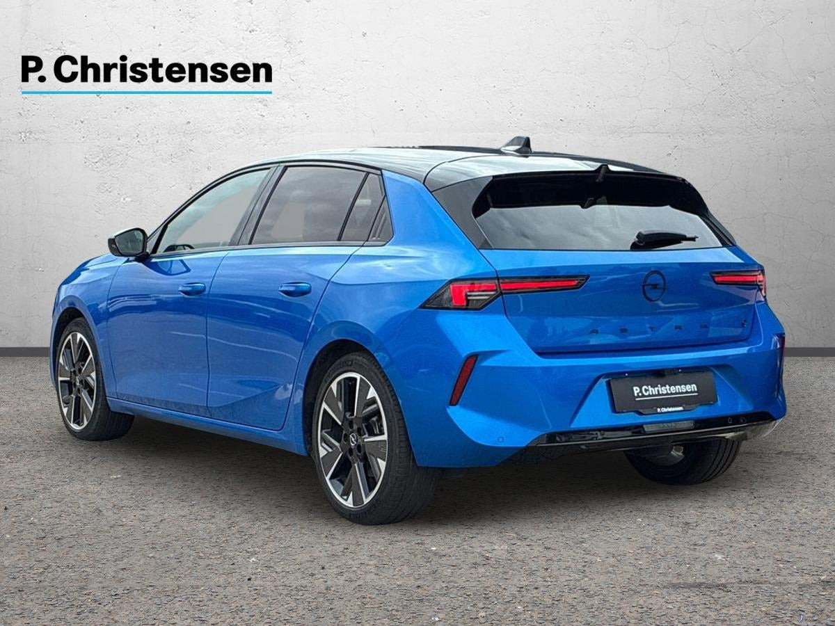 Blå Opel Astra-e fra 2024
