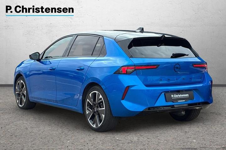 Blå Opel Astra-e fra 2024