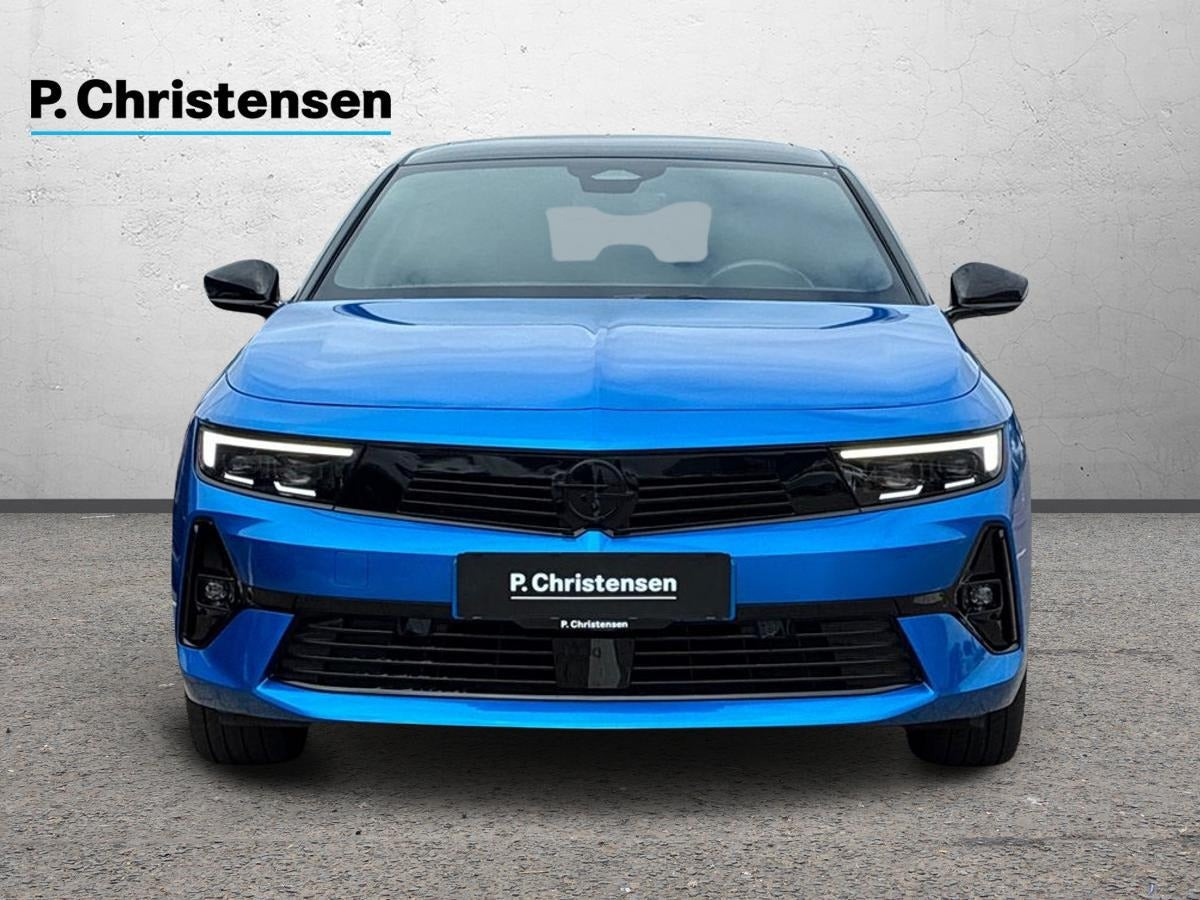Blå Opel Astra-e fra 2024