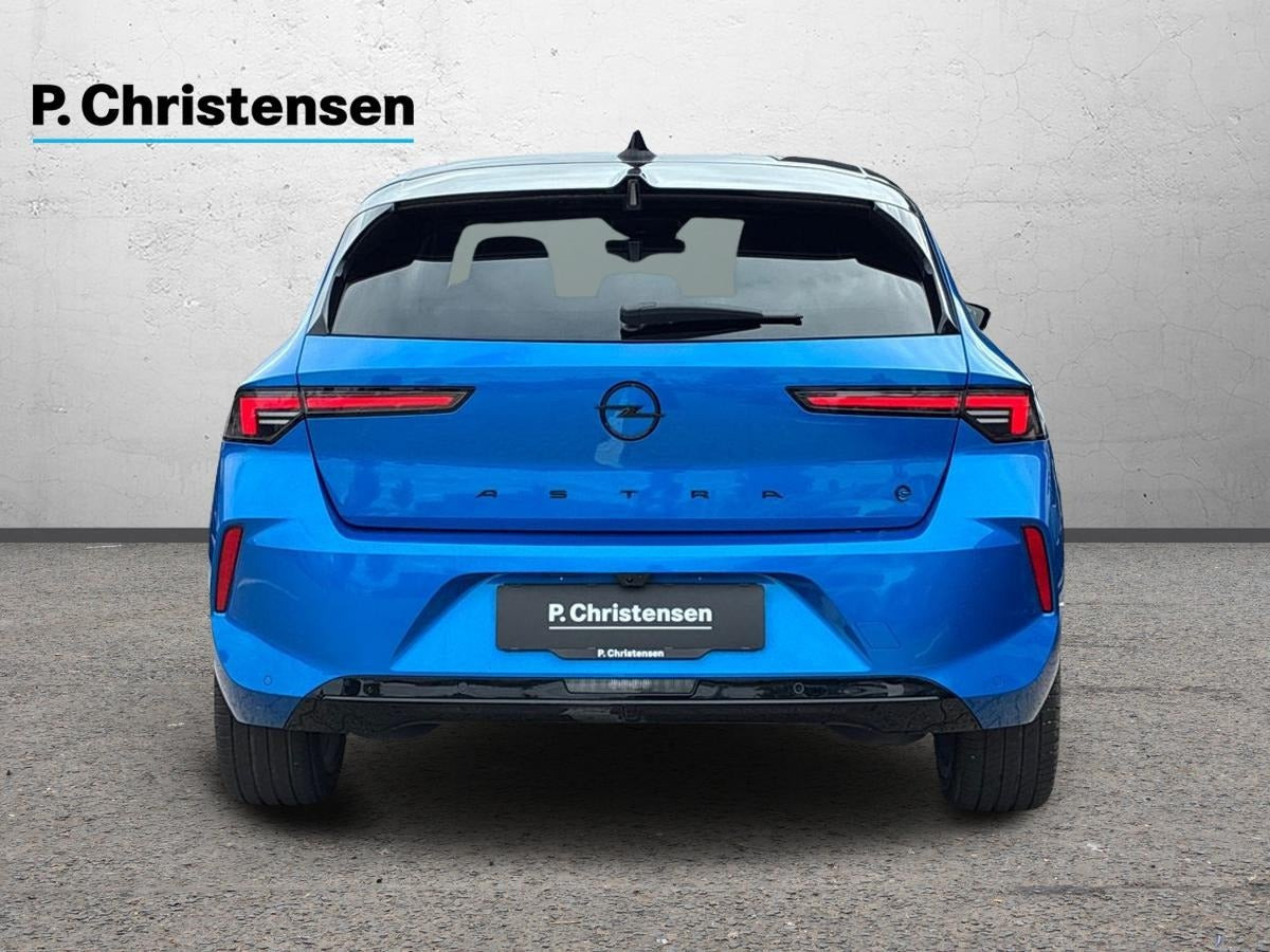 Blå Opel Astra-e fra 2024