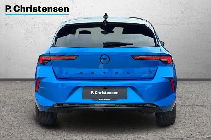 Blå Opel Astra-e fra 2024