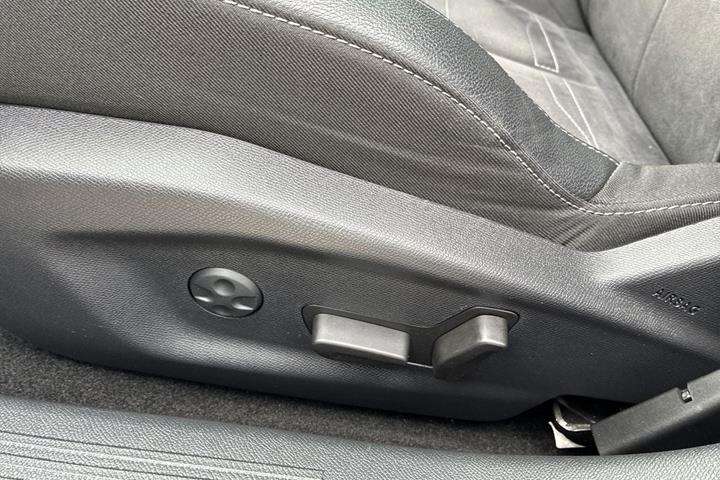 Blå Opel Astra-e fra 2024