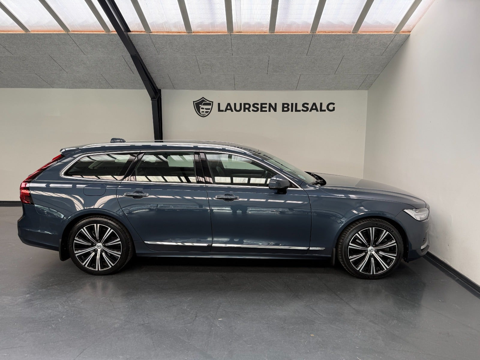 Blå Volvo V90 fra 2021