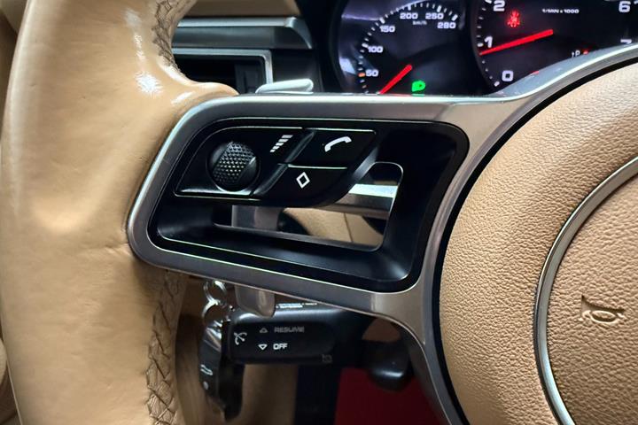 Sort Porsche Macan fra 2016