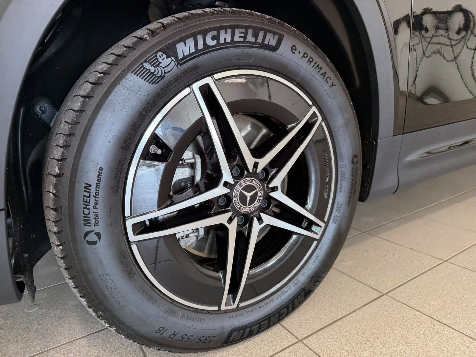 Sort Mercedes EQB250+ fra 2025