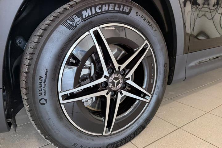 Sort Mercedes EQB250+ fra 2025