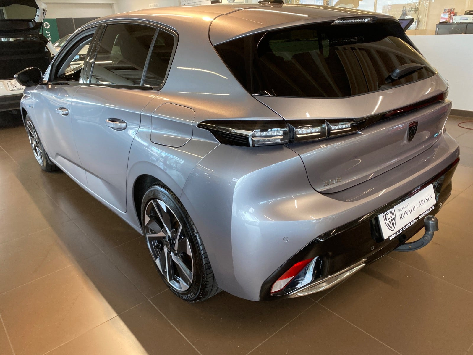 Sølv Peugeot 308 fra 2023