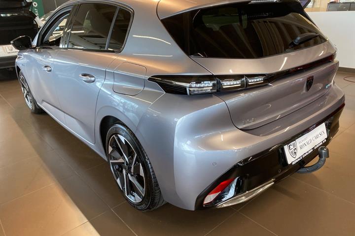 Sølv Peugeot 308 fra 2023