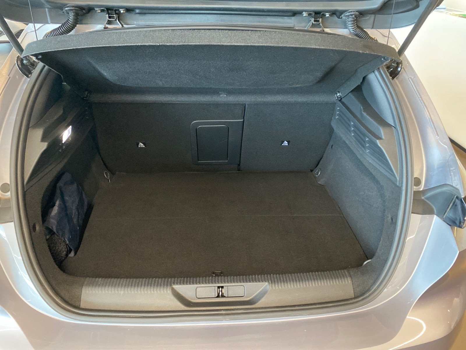 Sølv Peugeot 308 fra 2023