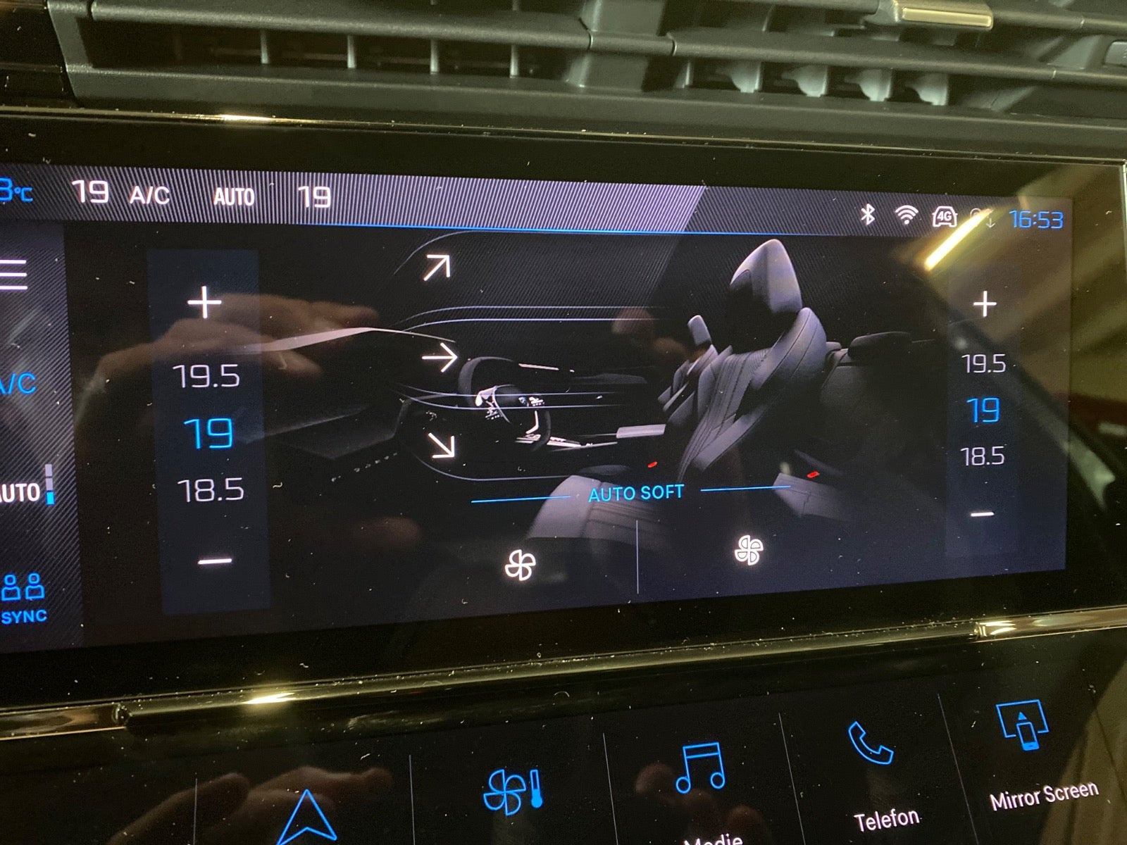 Sølv Peugeot 308 fra 2023