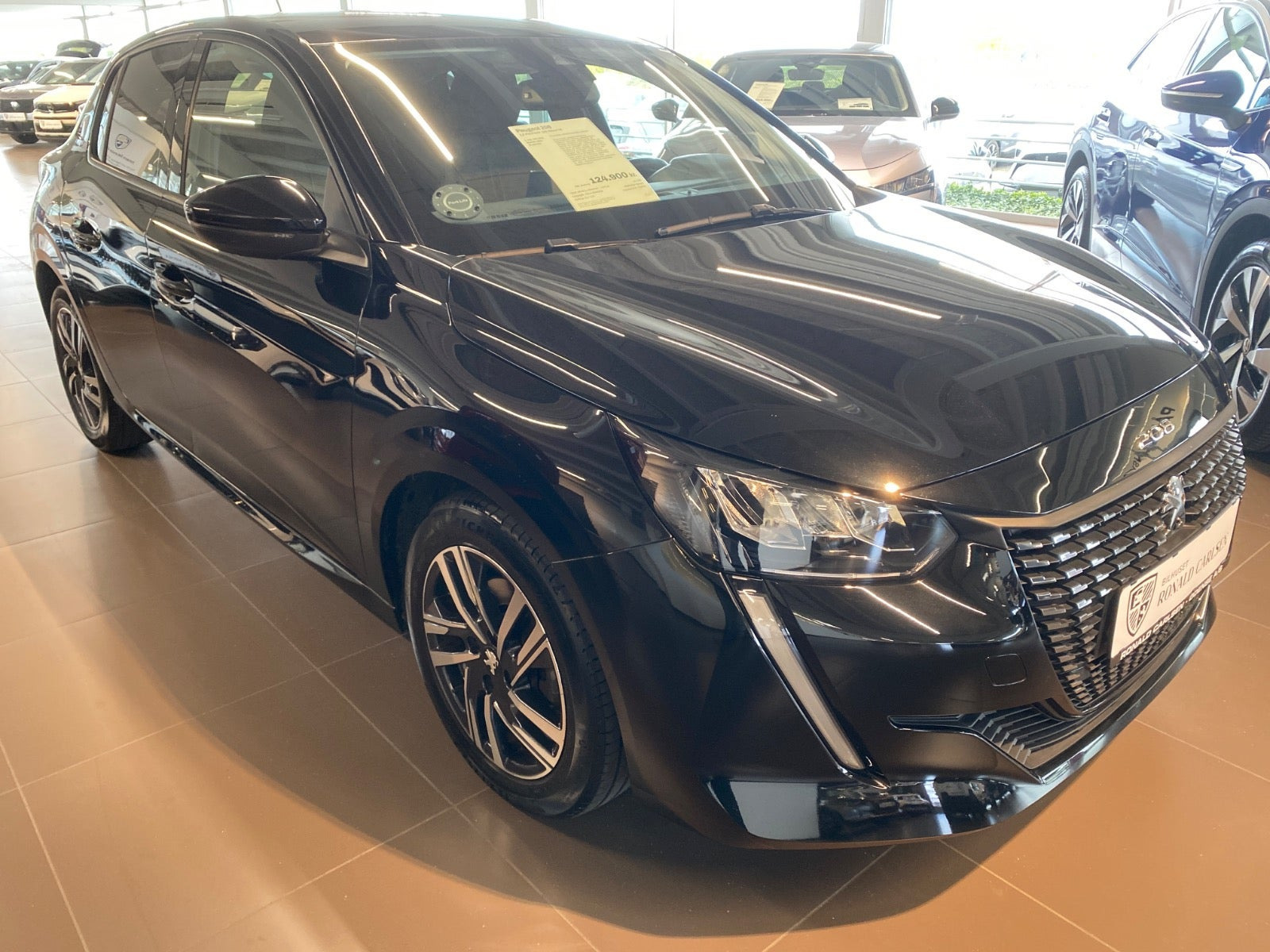 Sort Peugeot 208 fra 2023