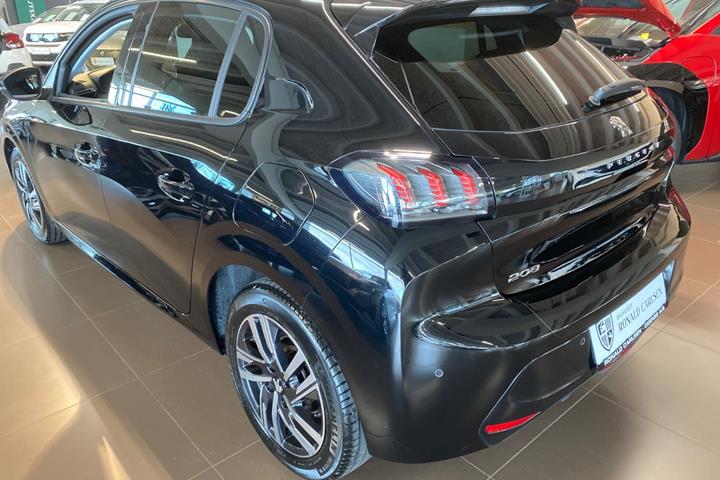 Sort Peugeot 208 fra 2023