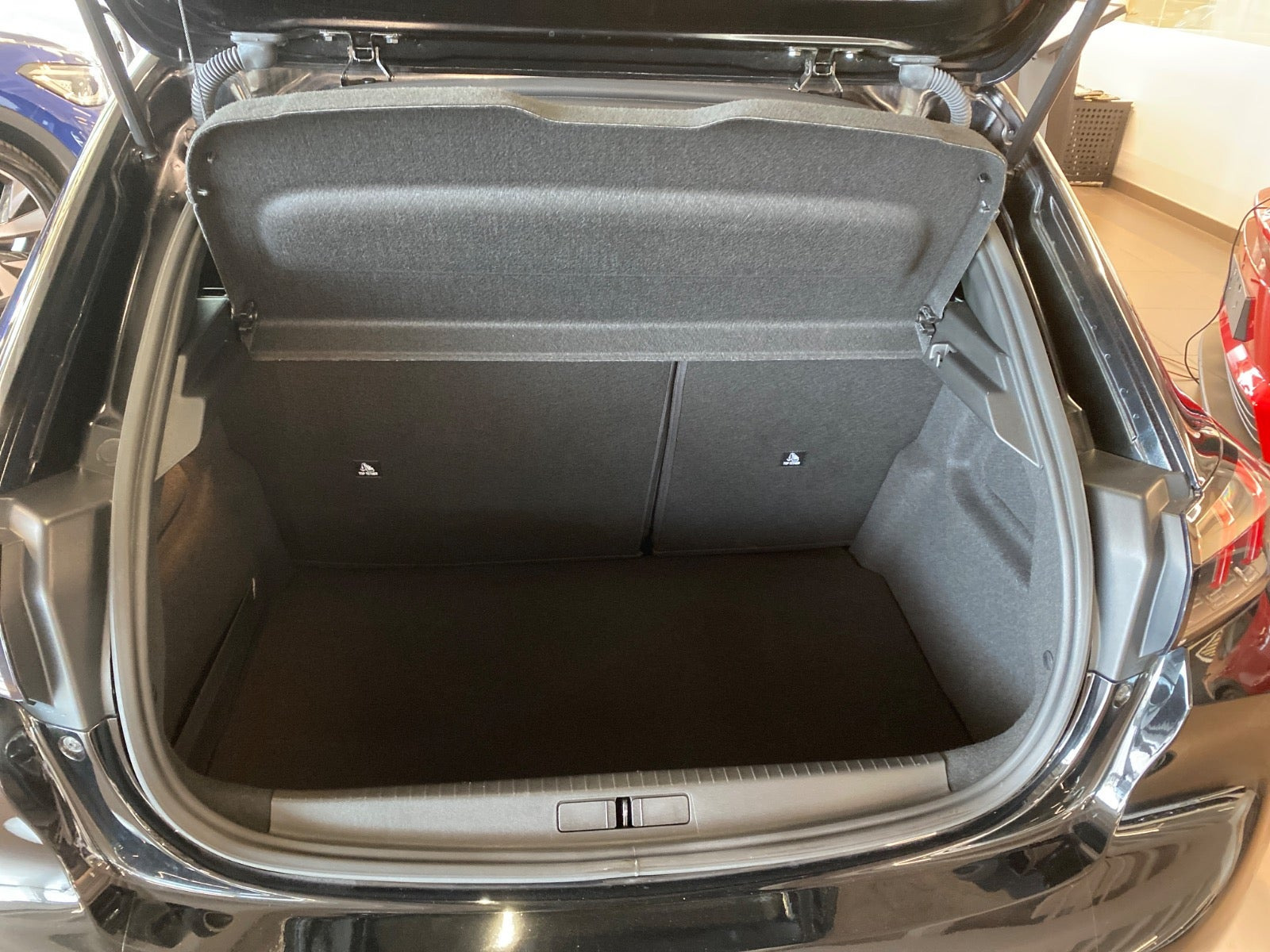 Sort Peugeot 208 fra 2023