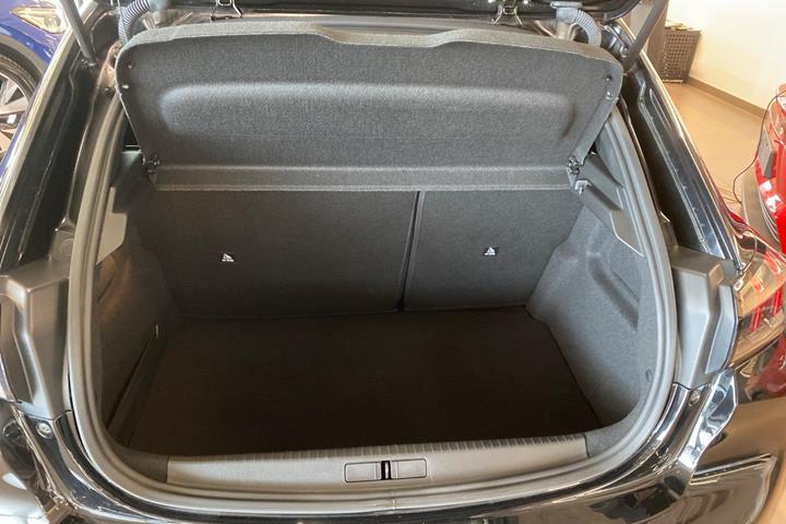 Sort Peugeot 208 fra 2023