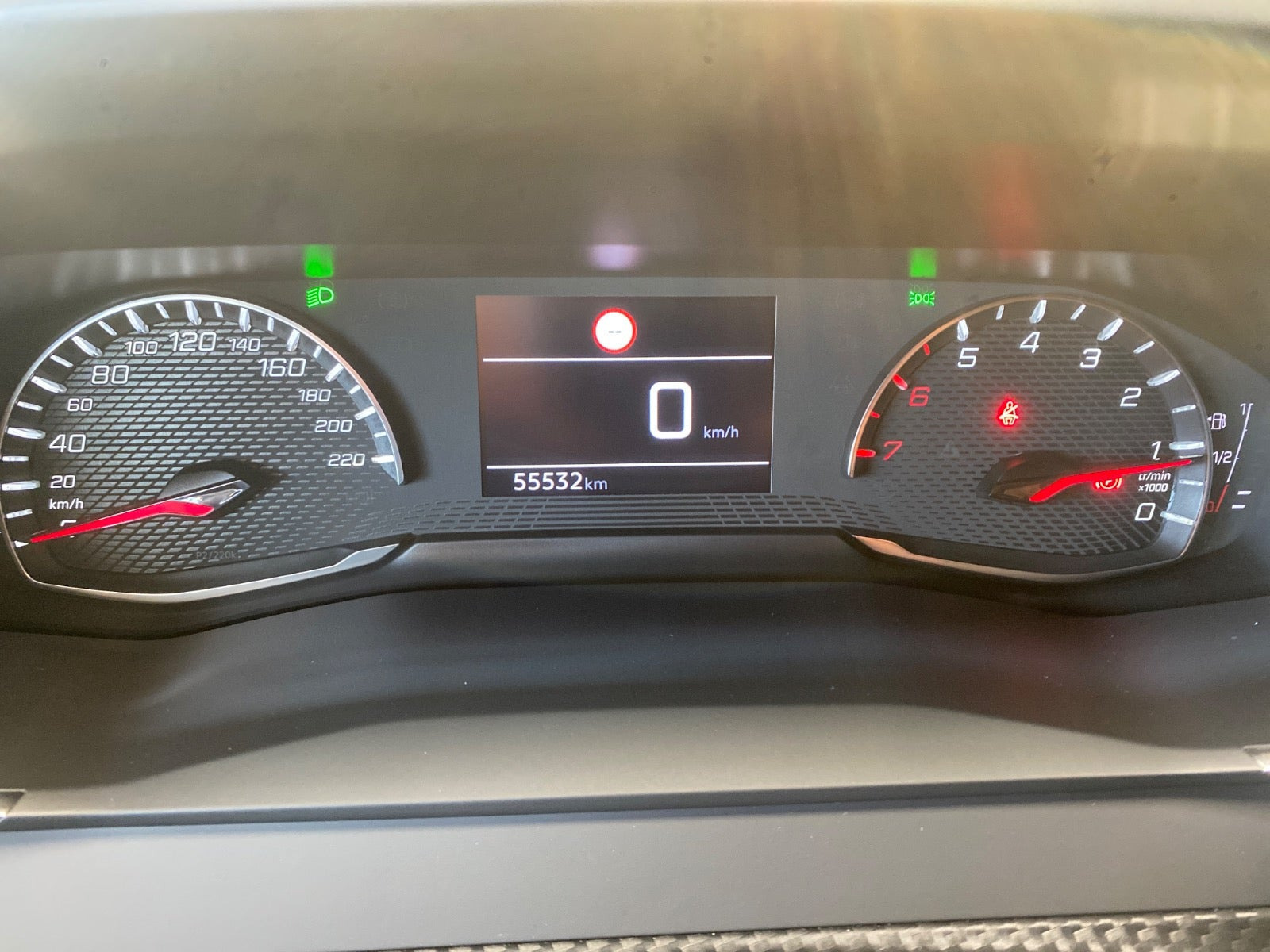 Sort Peugeot 208 fra 2023