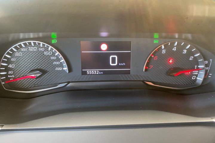 Sort Peugeot 208 fra 2023