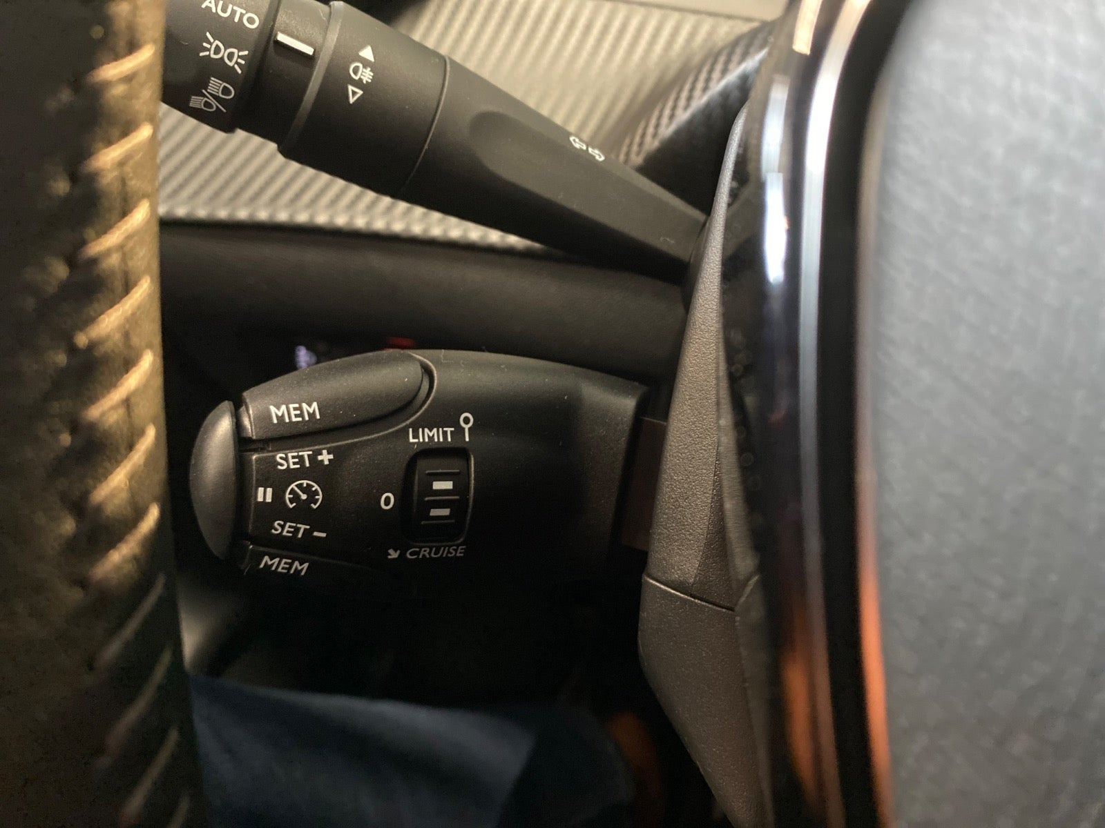 Sort Peugeot 208 fra 2023