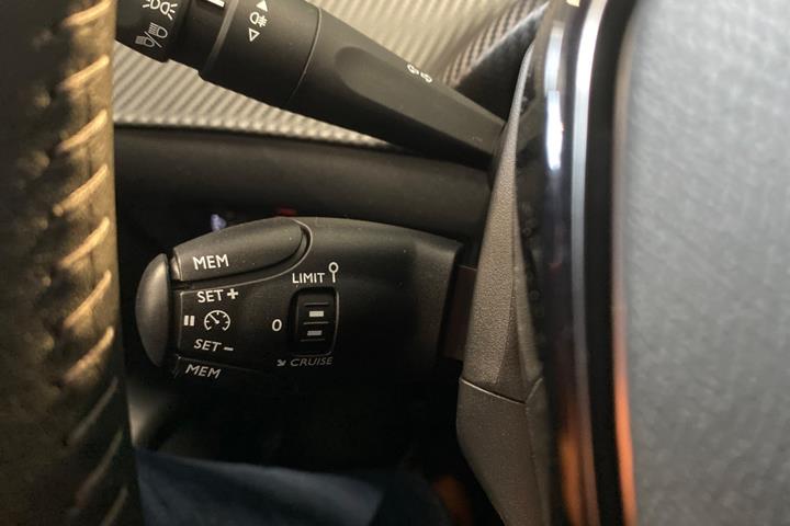 Sort Peugeot 208 fra 2023