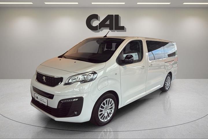 Hvid Peugeot e-Traveller fra 2024 set udefra