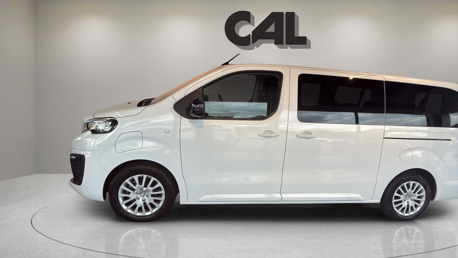 Hvid Peugeot e-Traveller fra 2024 set udefra