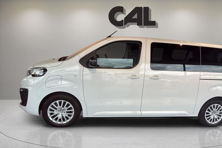 Hvid Peugeot e-Traveller fra 2024 set udefra