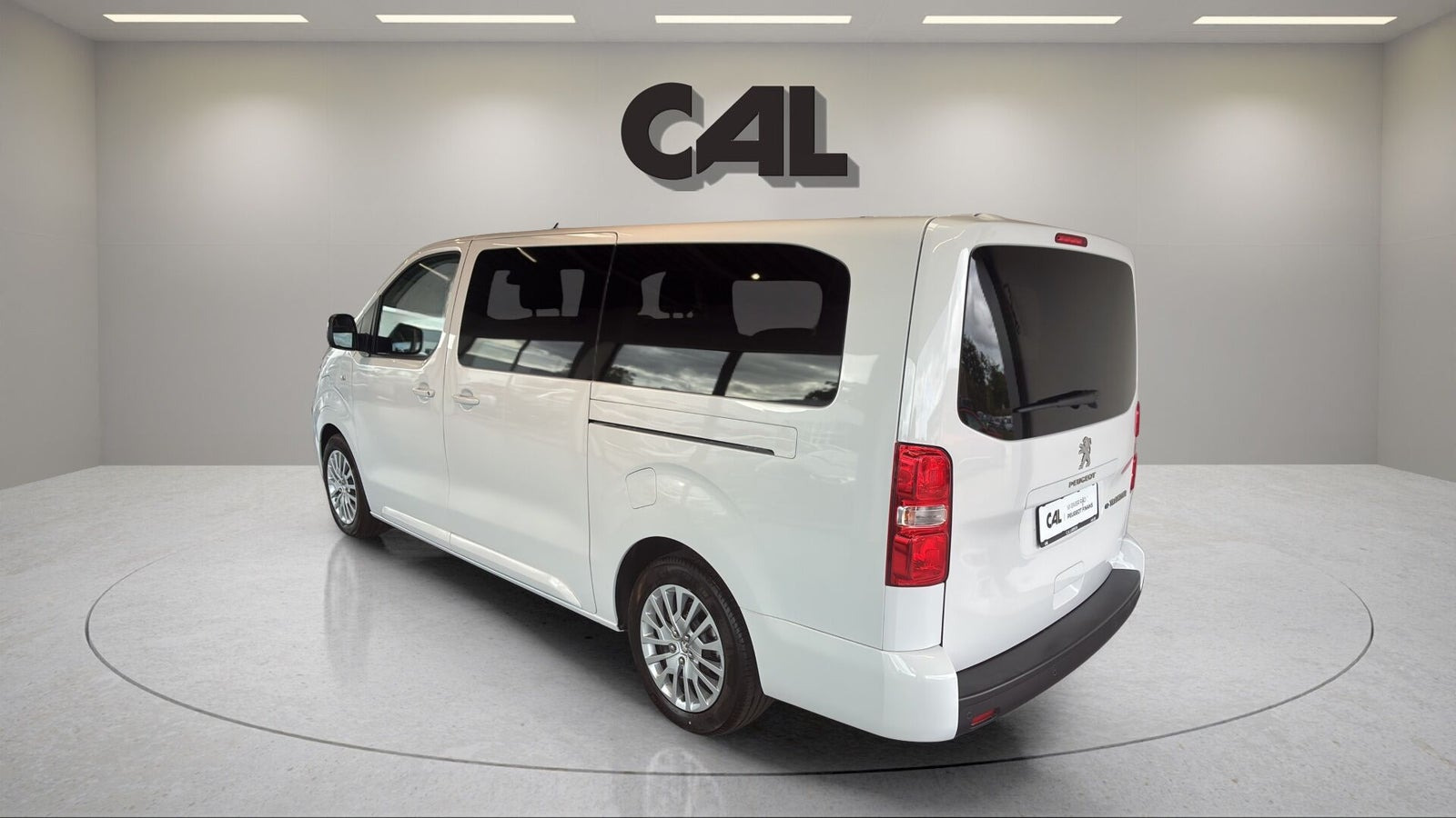 Hvid Peugeot e-Traveller fra 2024 set udefra