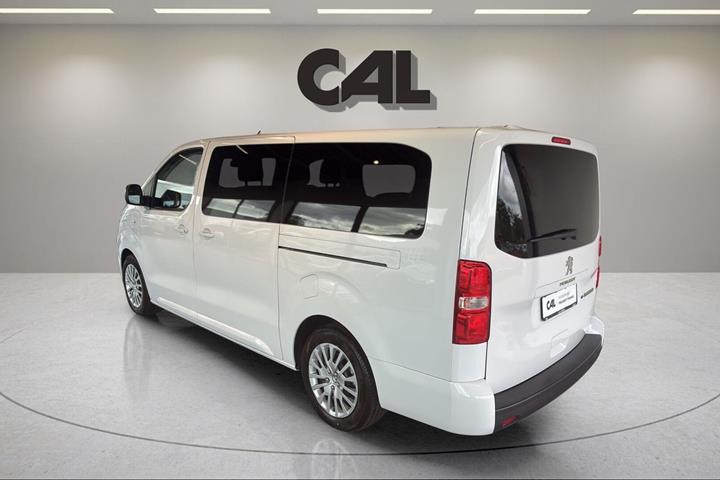 Hvid Peugeot e-Traveller fra 2024 set udefra