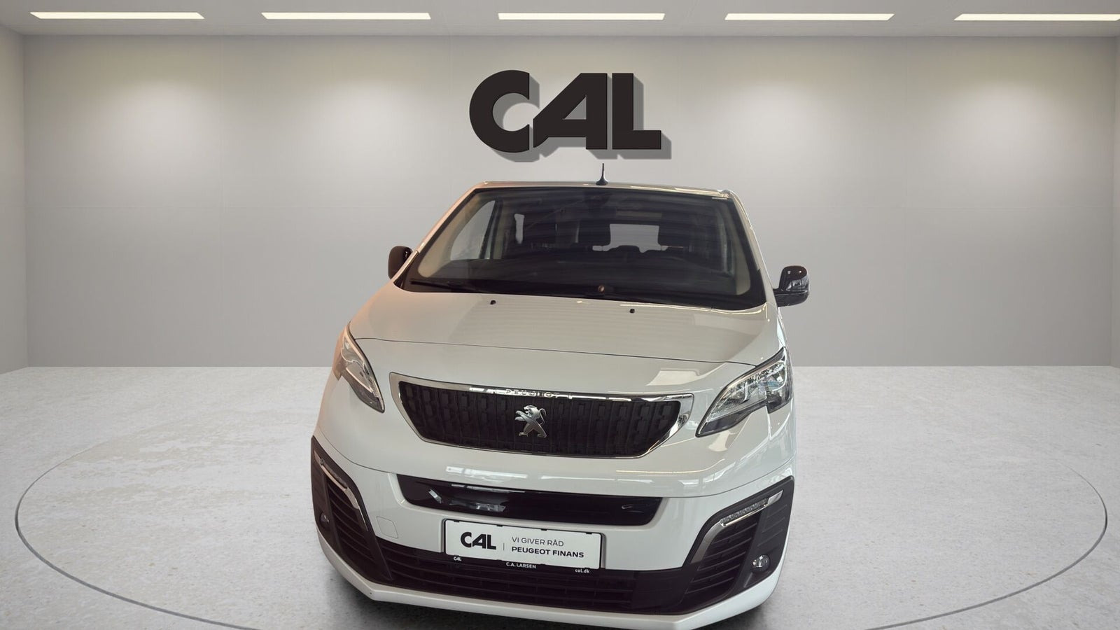 Hvid Peugeot e-Traveller fra 2024 set udefra