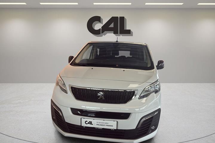 Hvid Peugeot e-Traveller fra 2024 set udefra