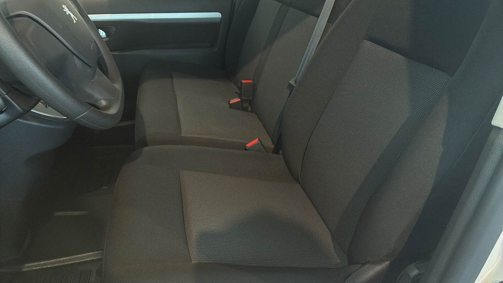 Hvid Peugeot e-Traveller fra 2024 set indefra