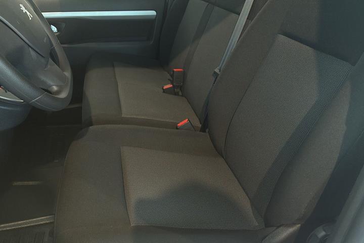Hvid Peugeot e-Traveller fra 2024 set indefra