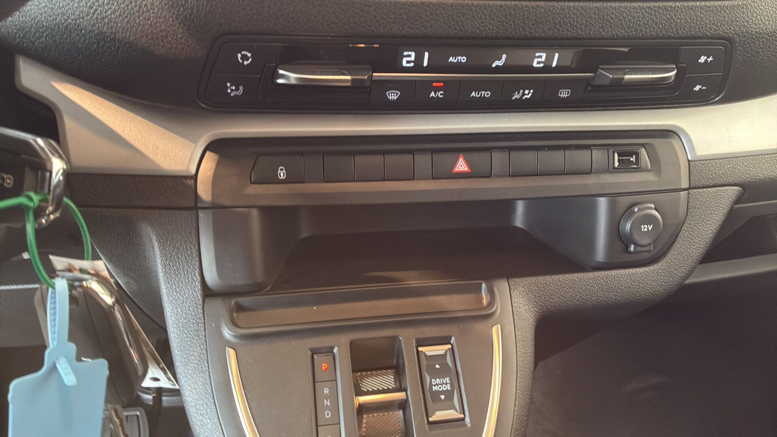 Hvid Peugeot e-Traveller fra 2024 set indefra