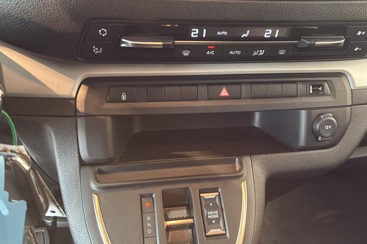 Hvid Peugeot e-Traveller fra 2024 set indefra