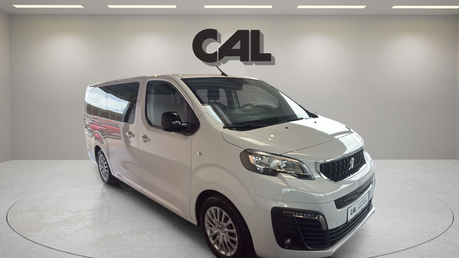 Hvid Peugeot e-Traveller fra 2024 set udefra