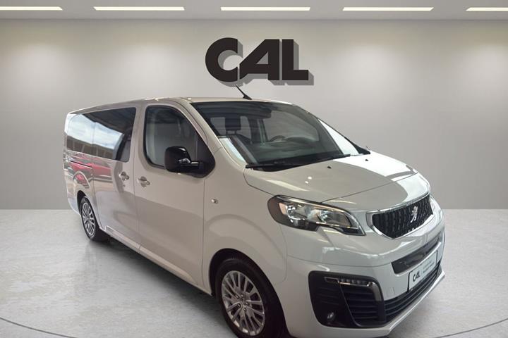 Hvid Peugeot e-Traveller fra 2024 set udefra