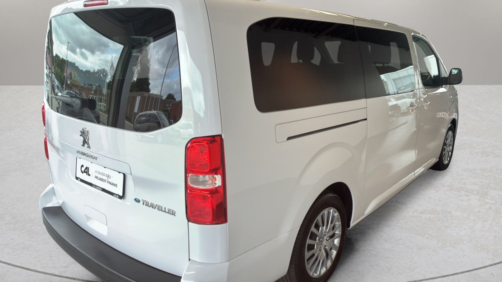 Hvid Peugeot e-Traveller fra 2024 set udefra