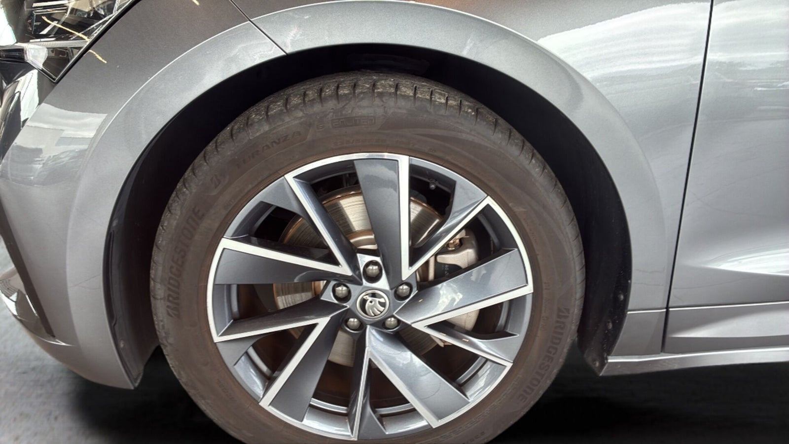 Grå Skoda Enyaq fra 2023