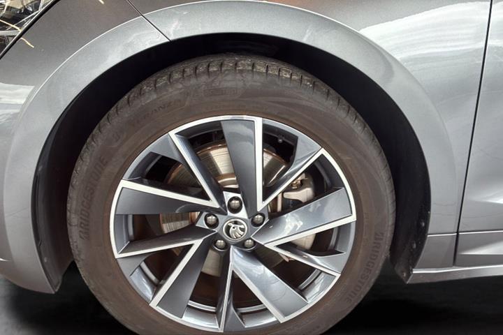 Grå Skoda Enyaq fra 2023