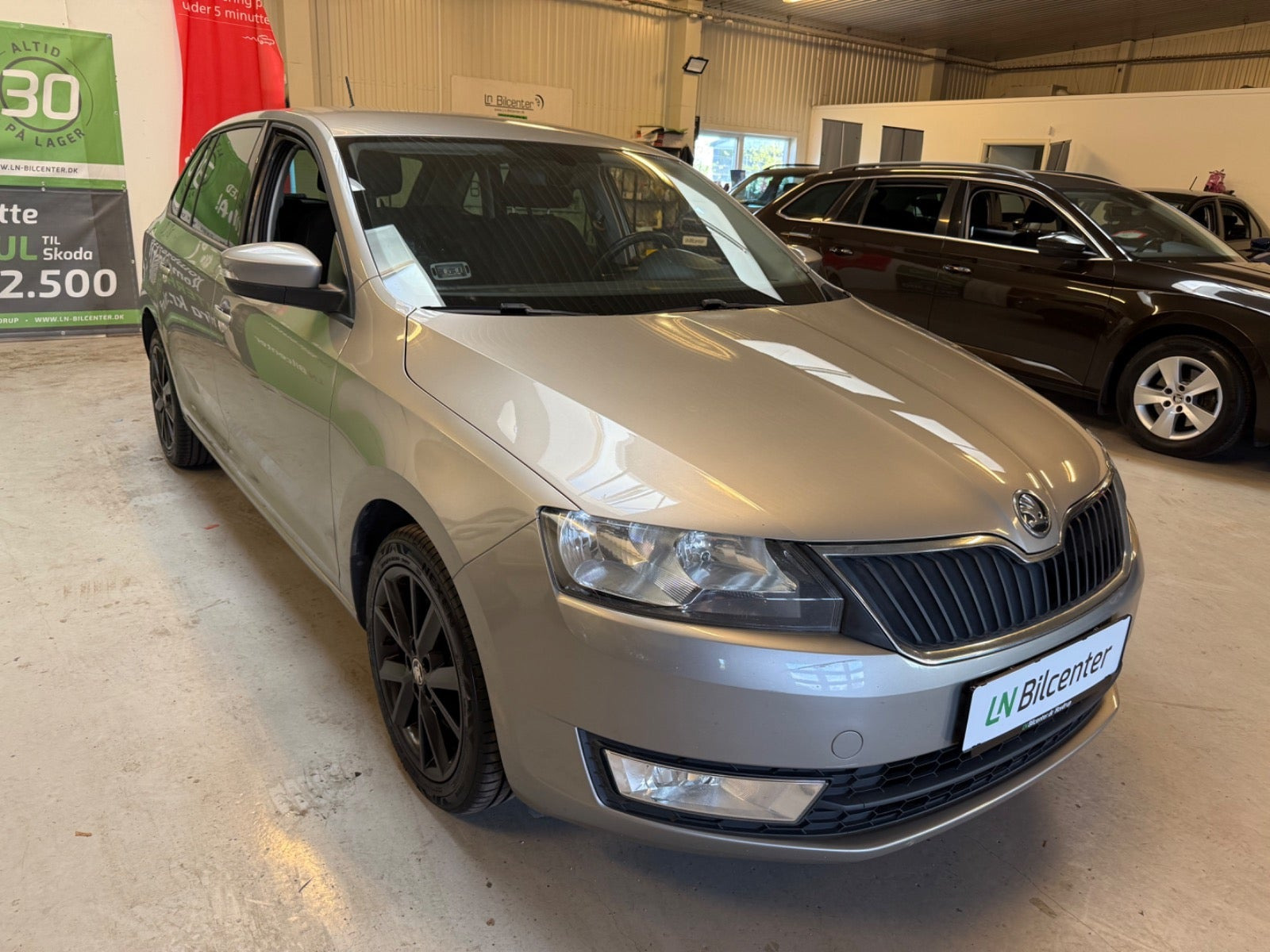 Beige Skoda Rapid fra 2016