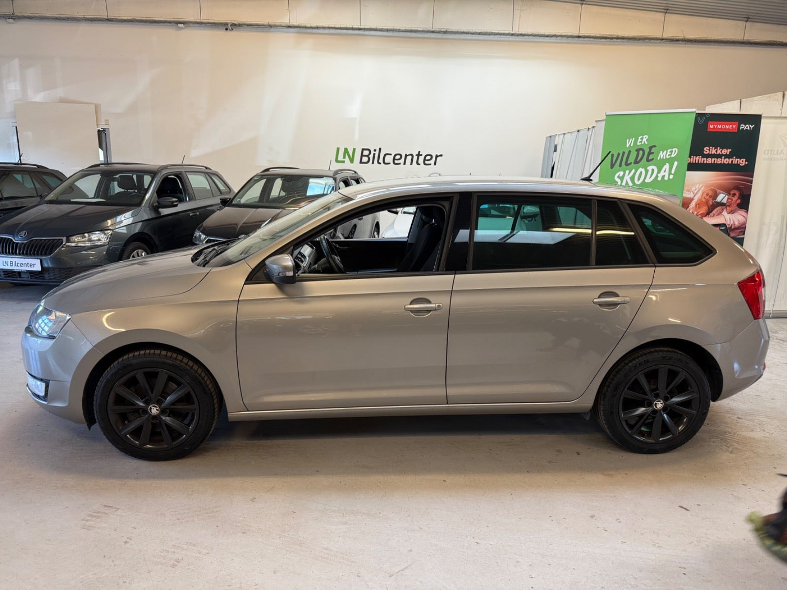 Beige Skoda Rapid fra 2016