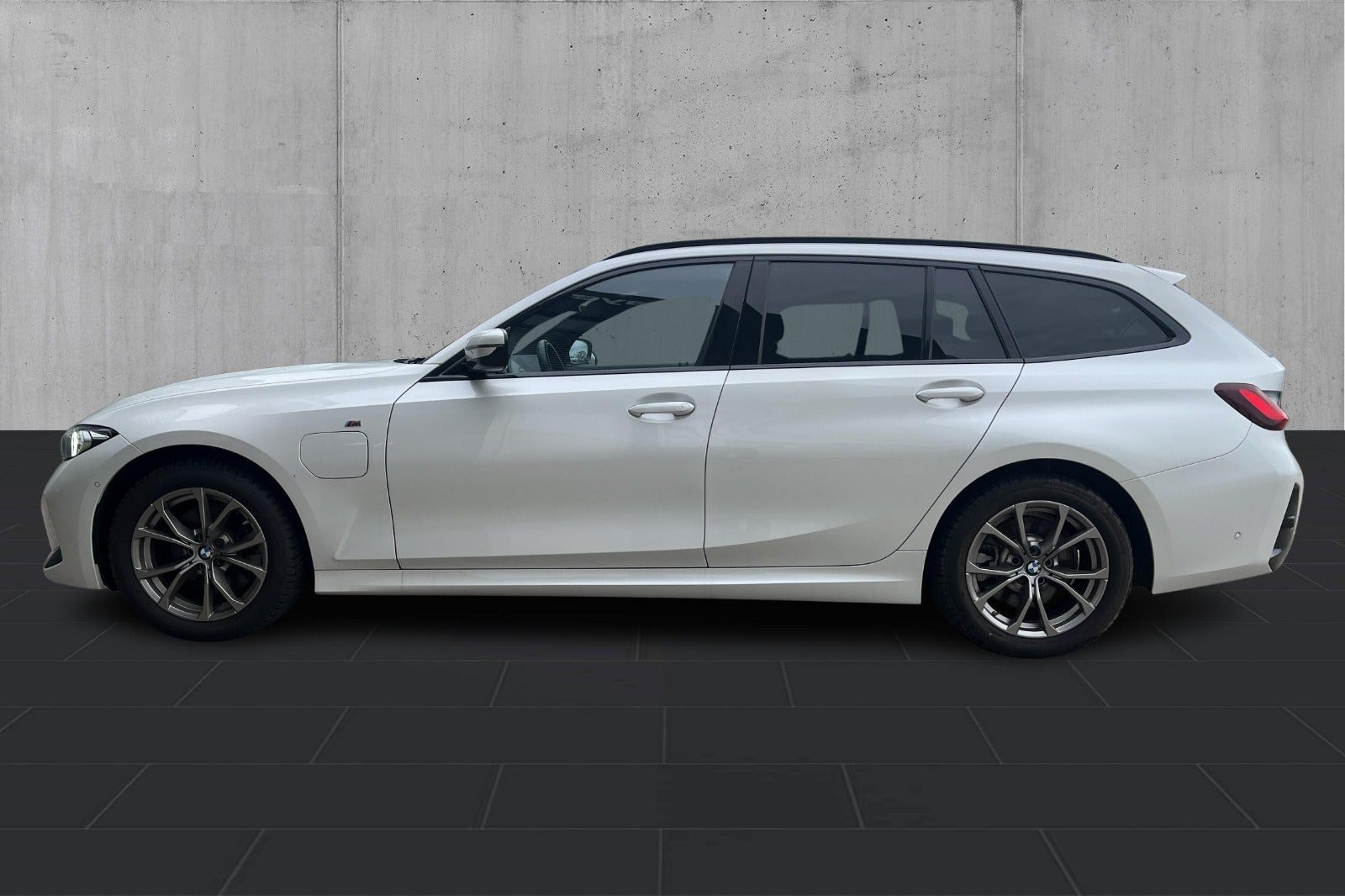 Hvid BMW 320e fra 2024