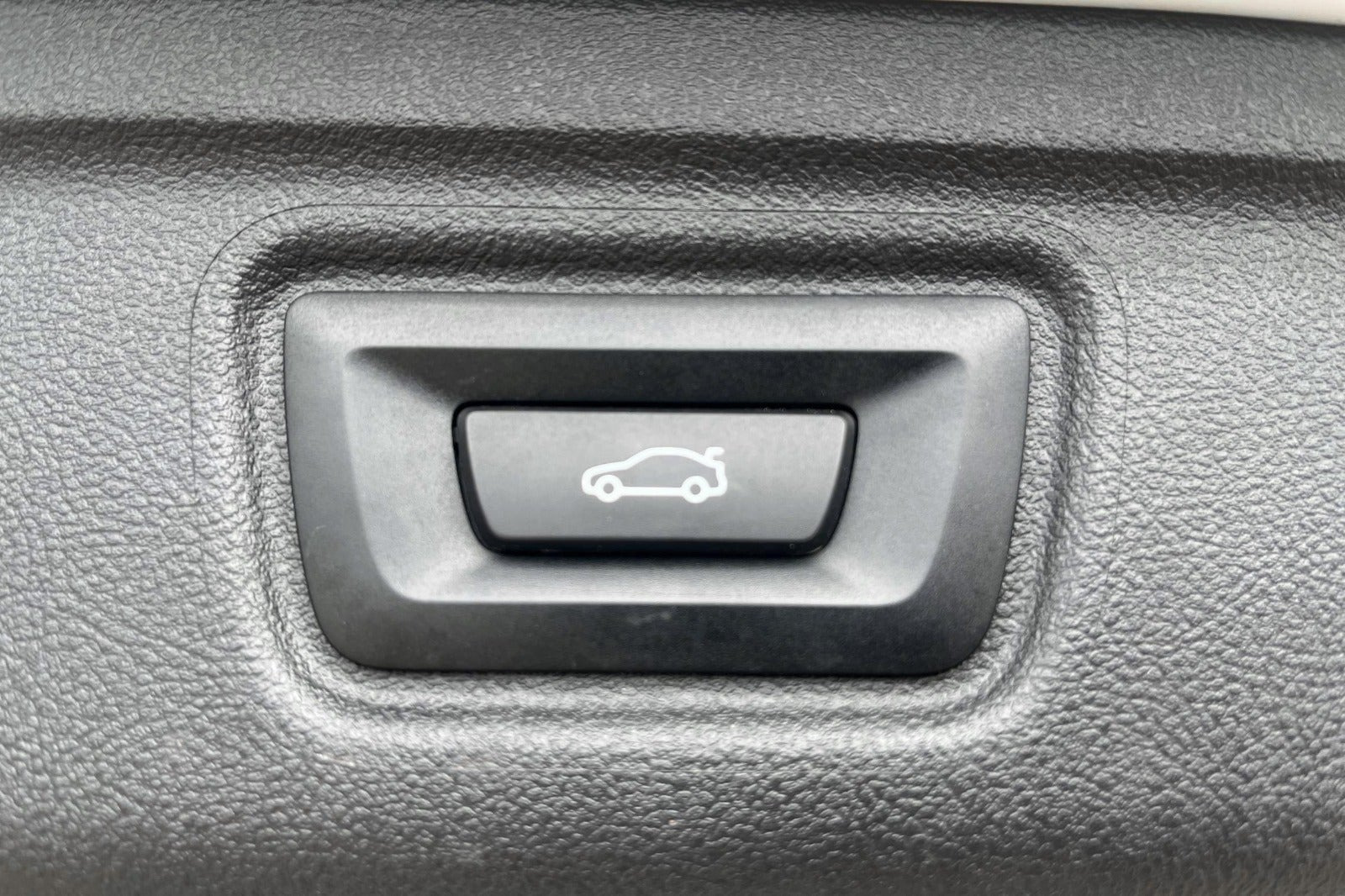 Hvid BMW 320e fra 2024