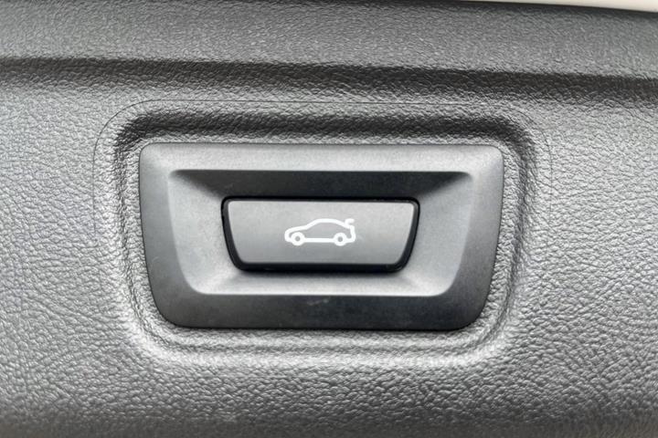Hvid BMW 320e fra 2024