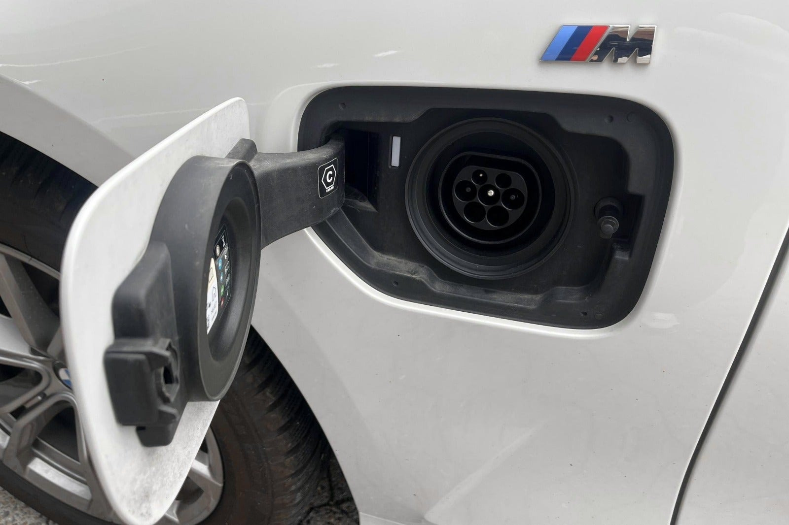 Hvid BMW 320e fra 2024