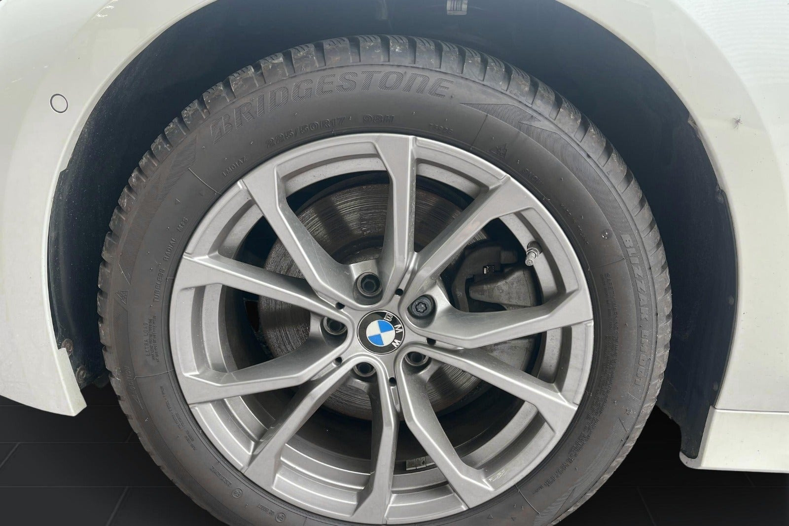Hvid BMW 320e fra 2024