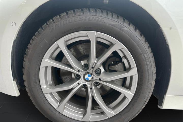 Hvid BMW 320e fra 2024