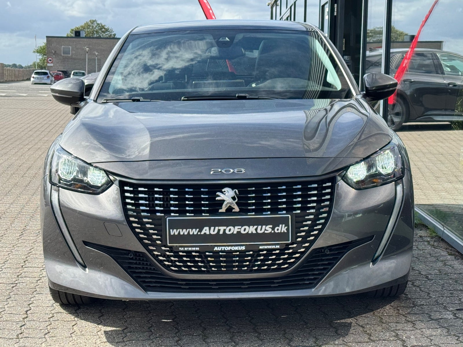 Grå Peugeot 208 fra 2020