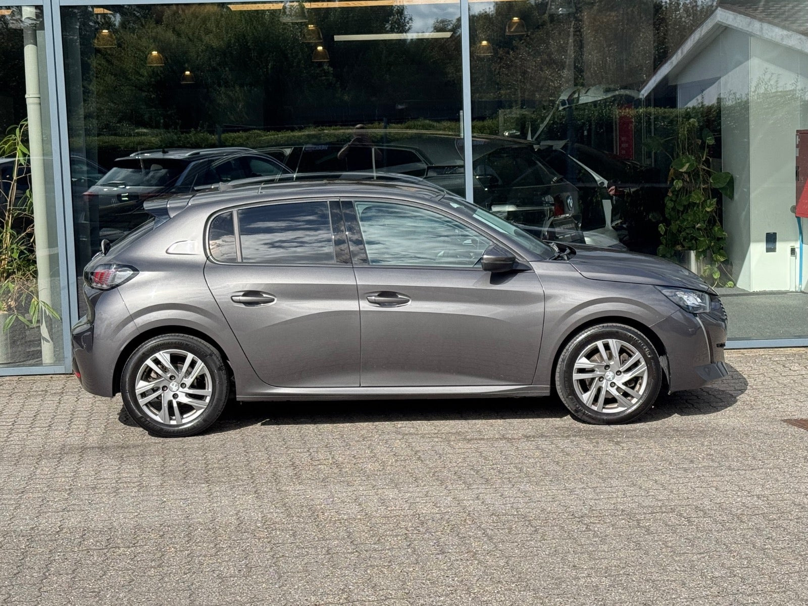 Grå Peugeot 208 fra 2020