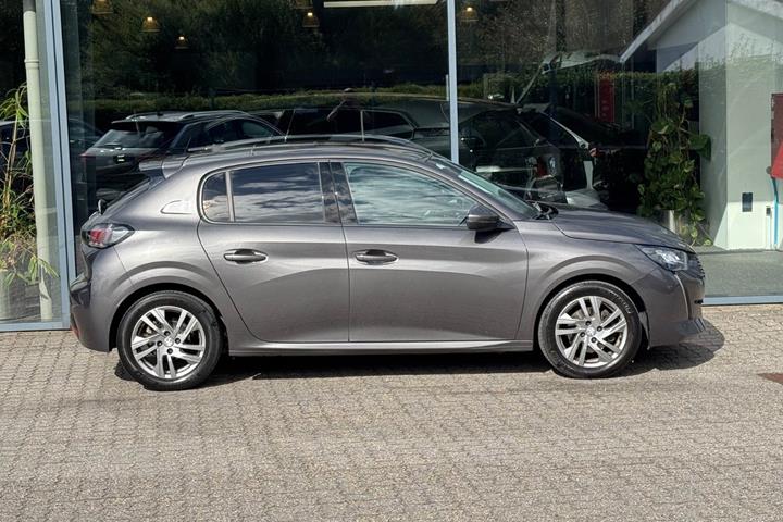 Grå Peugeot 208 fra 2020